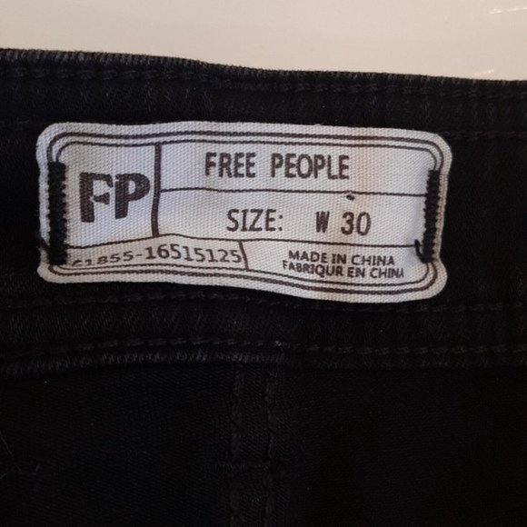 ⏬ Free People So Chic Shorts Womens Size 30 Clean Black Bermuda Denim Raw Hem - Picture 14 of 16